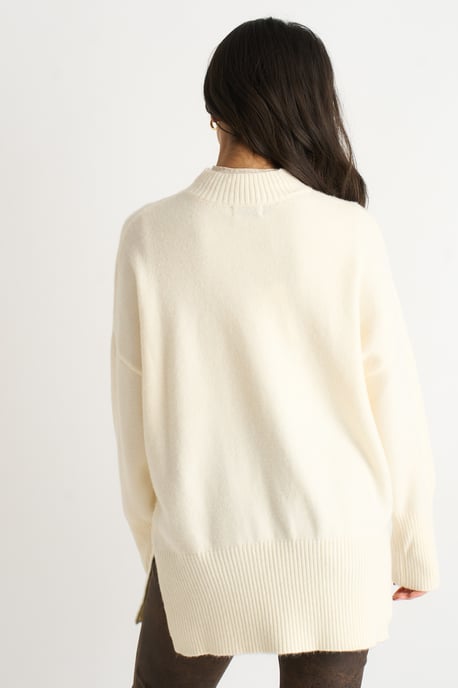 Jersey de punto oversize de cuello alto en color blanco roto - Image 4