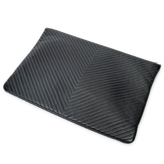 Chanel Large Chevron O-Case Zip  en Negro Cuero de ternero - Image 2