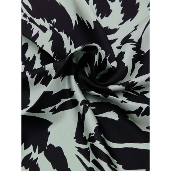 Pañuelo de bolsillo de seda gris Tom Ford - Image 4