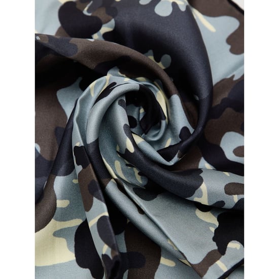 Pañuelo de bolsillo de seda gris Tom Ford - Image 4