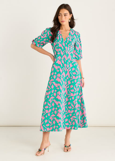 Vestido midi recto con cuello en V y estampado animal en verde - Image 1
