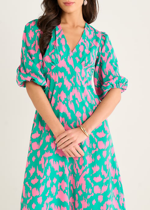 Vestido midi recto con cuello en V y estampado animal en verde - Image 2