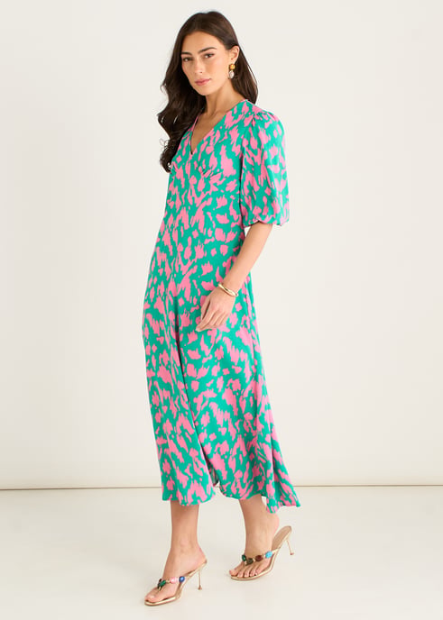 Vestido midi recto con cuello en V y estampado animal en verde - Image 3