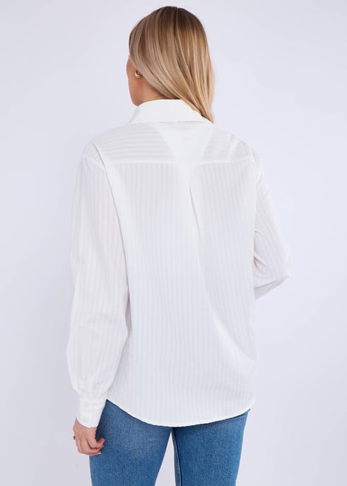 Camisa de verano oversize con textura en color blanco - Image 4