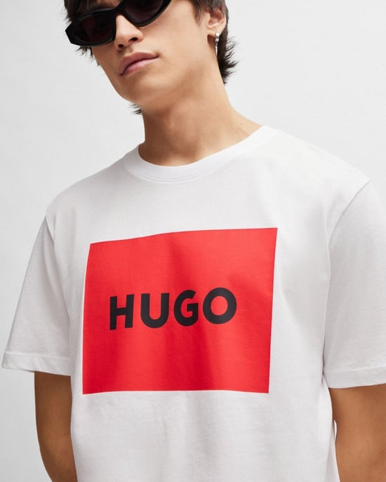 Dulive222 T-Shirt in White - Image 3
