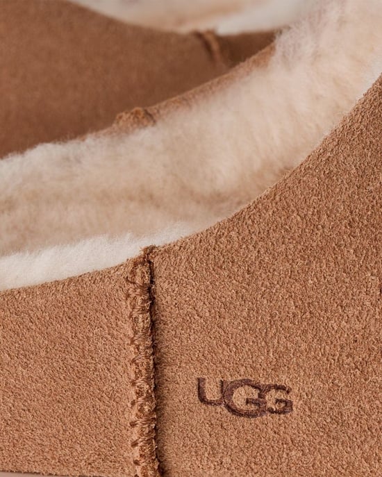 UGG Zapatillas Slip On Castaño - Image 4