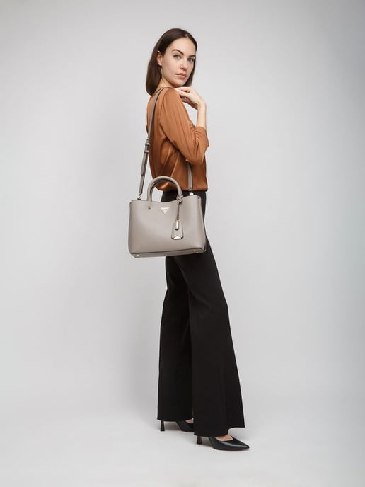 Bolso satchel Guess en taupe oscuro - Image 5
