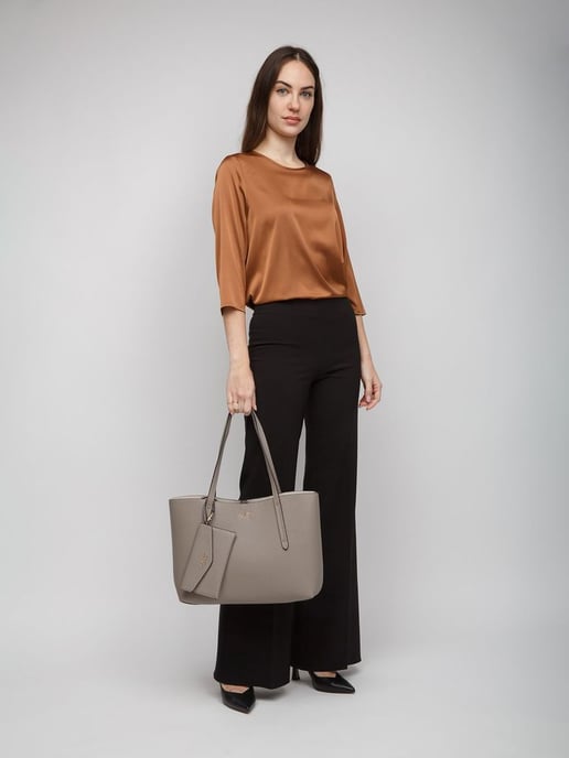 Bolso Tote Guess en Taupe Oscuro - Image 4