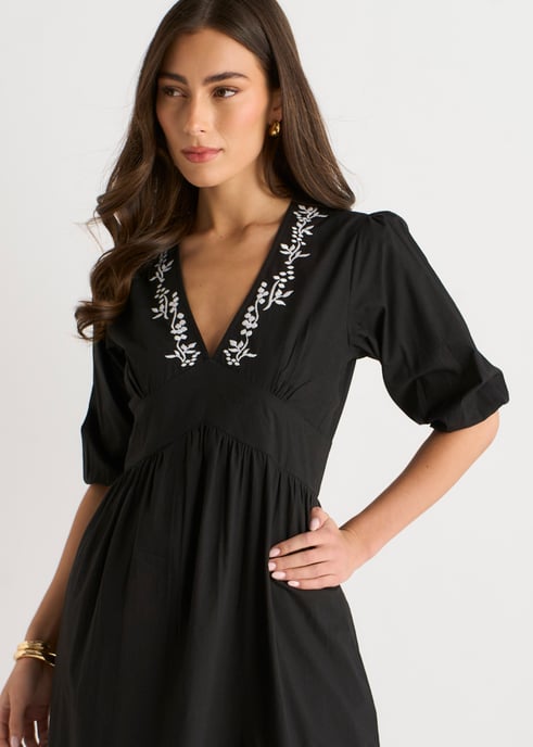 Vestido midi negro de algodón con mangas abullonadas y bordados - Image 2