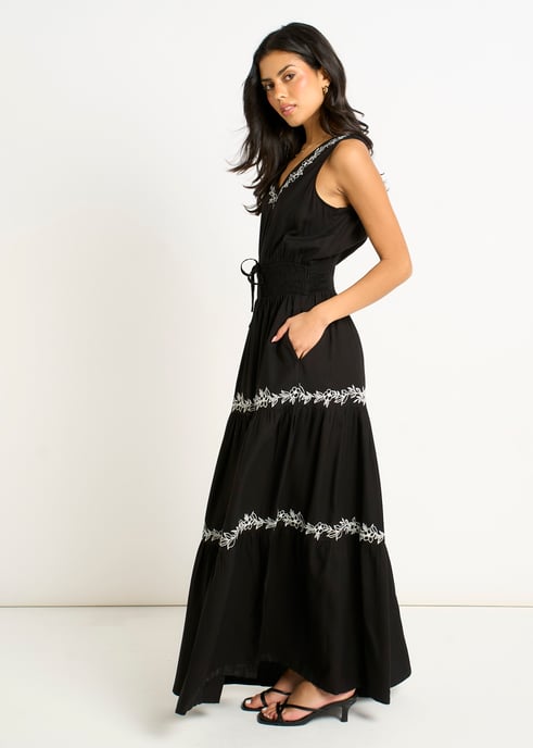 Vestido largo escalonado con bordado floral negro - Image 3