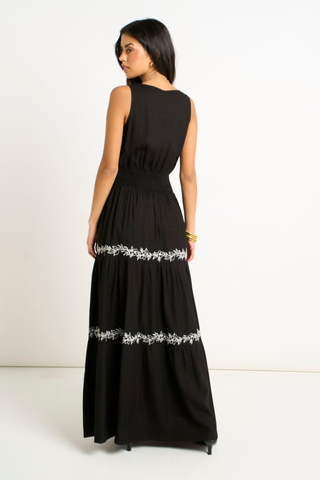 Vestido largo escalonado con bordado floral negro - Image 4