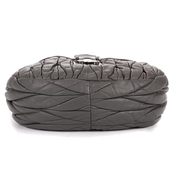 Miu Miu Coffer Flap Hobo en gris Cuero de ternero - Image 6