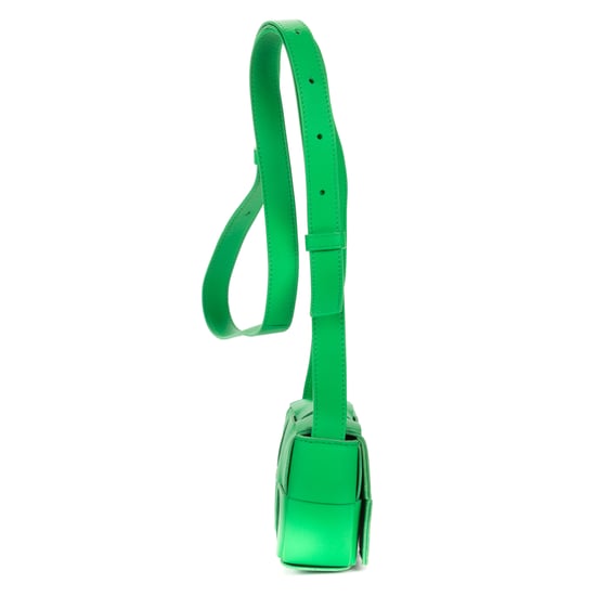 Bottega Veneta Micro Candy Cassette Crossbody Micro en verde Cuero de ternero - Image 4
