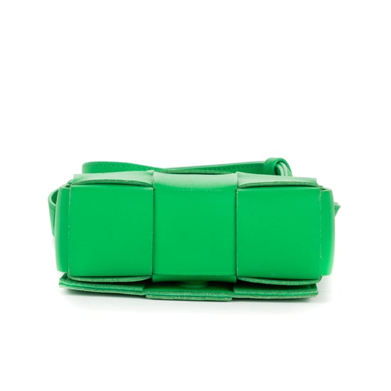 Bottega Veneta Micro Candy Cassette Crossbody Micro en verde Cuero de ternero - Image 6