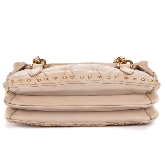Miu Miu Turn Lock Studded Flap en beige Cuero de ternero - Image 6