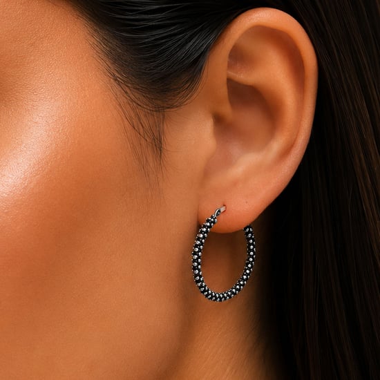 Pendientes de aro espiral plateados y negros - Image 2