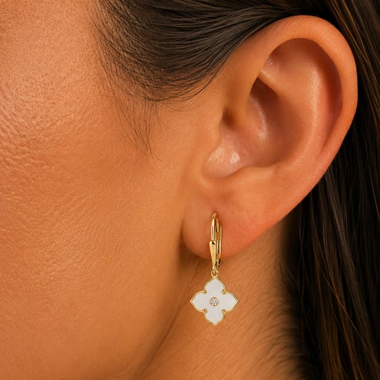 Pendientes de Plata para Mujer con Baño de Oro, Diseño de Trébol, Perla Sintética y Circonita CÚBICA BIPE080 - Image 2