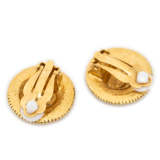 Chanel CC Round Clip On Earrings en oro Acero inoxidable sin níquel - Image 2