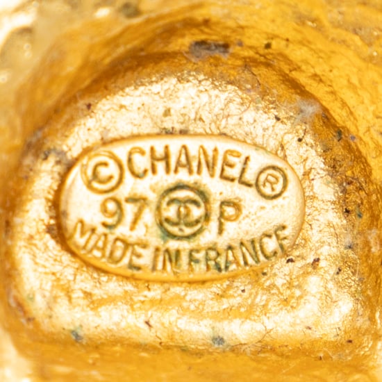 Chanel CC Round Clip On Earrings en oro Acero inoxidable sin níquel - Image 3