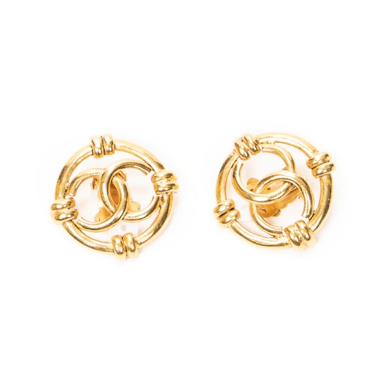 Chanel CC Round Clip On Earrings en oro Acero inoxidable sin níquel - Image 1