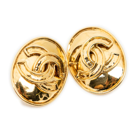 Chanel CC Oval Clip On Earrings en oro Acero inoxidable sin níquel - Image 1