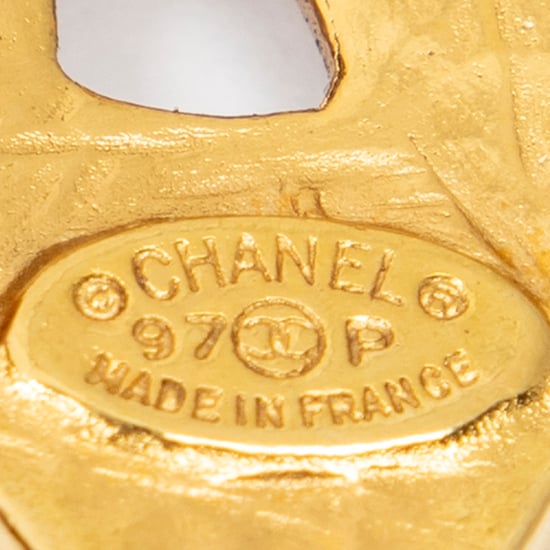Chanel CC Quatrefoil Knot Brooch Pin en oro Acero inoxidable sin níquel - Image 3