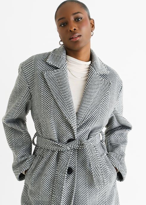 Chaqueta larga con cinturón y estampado de chevrones negros - Image 2