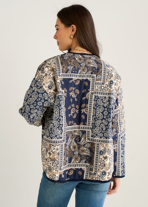 Chaqueta acolchada ligera de viscosa con estampado de azulejos Paisley en azul marino - Image 4