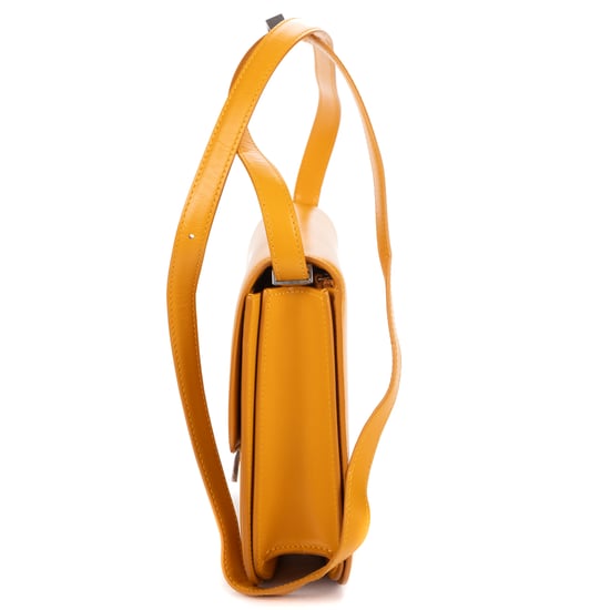 Celine Medium Classic Box Medium en  amarillo Cuero de ternero - Image 3