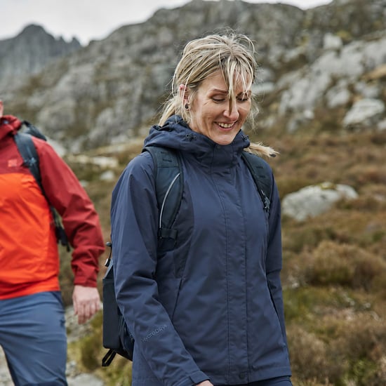 Chaqueta de senderismo impermeable para mujeres con capucha y abrigo de lluvia a prueba de viento - Image 4