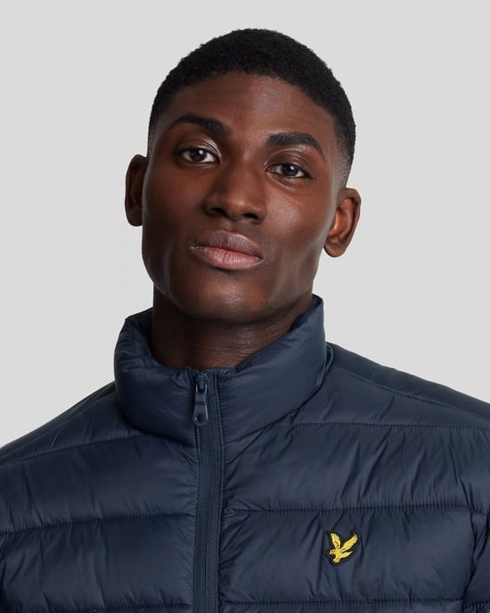 Chaqueta acolchada con cuello alzado en azul marino oscuro con marca de Lyle & Scott - Image 2