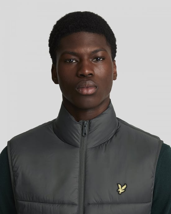 Chaqueta tipo chaleco acolchada en gris metalizado con logo de la marca Lyle & Scott - Image 2