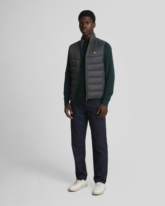 Chaqueta tipo chaleco acolchada en gris metalizado con logo de la marca Lyle & Scott - Image 3