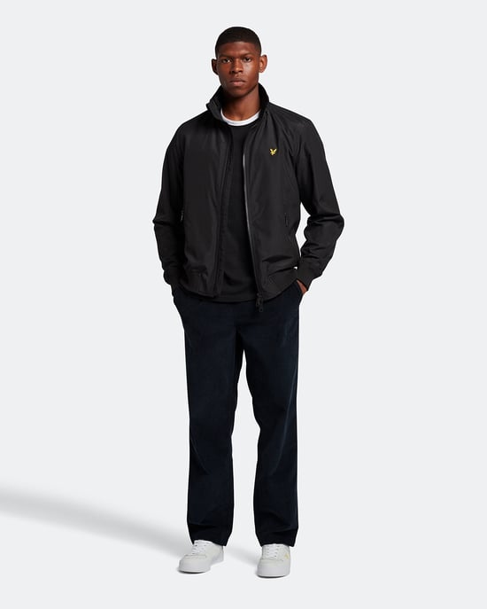 Camiseta con ribetes negros de la marca Lyle & Scott - Image 2