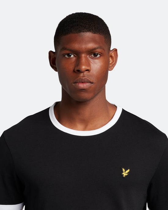 Camiseta con ribetes negros de la marca Lyle & Scott - Image 4