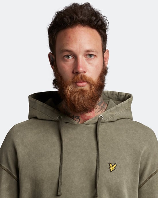 Sudadera con capucha verde con logo de la marca Lyle & Scott - Image 5