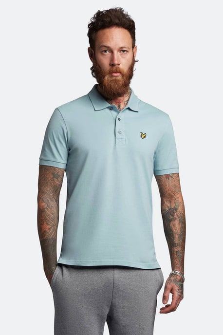 Polo azul de segunda equipacion con logo en el pecho y la marca Lyle & Scott - Image 2