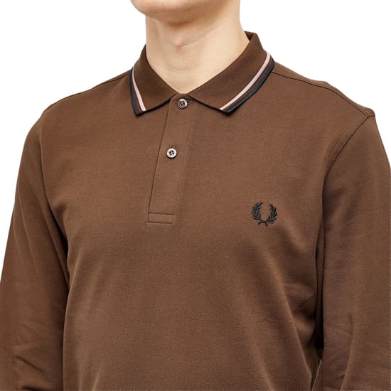 Camisa Polo De Manga Larga Fred Perry Negra Con Cuello De Doble Ribete Color Tabaco Quemado - Image 4