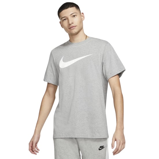 Camiseta Gris Nike Sportswear Swoosh - Image 2