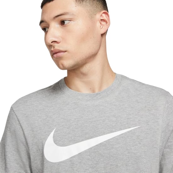 Camiseta Gris Nike Sportswear Swoosh - Image 3