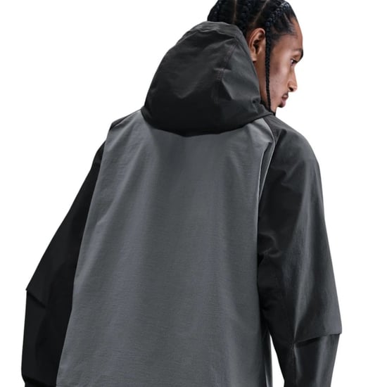 Chaqueta Nike Tech Windrunner Tejida En Gris Humo - Image 3