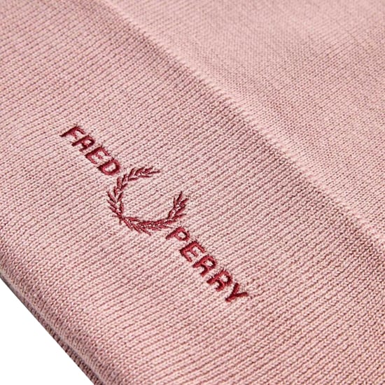 Gorro Fred Perry Bordado Color Rosa Empolvado - Image 3