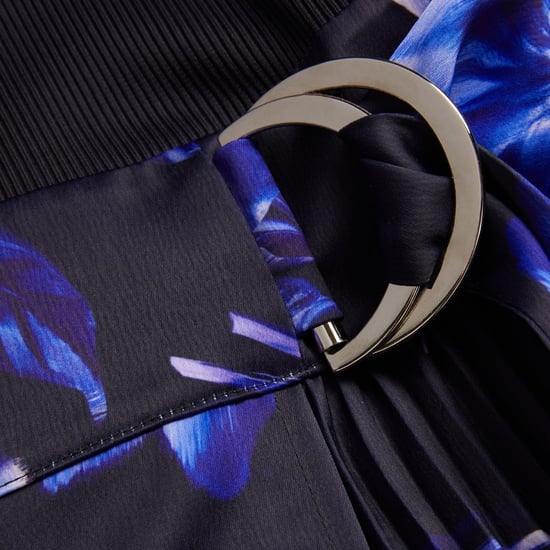 Vestido Azul Marino Con Corpiño De Punto Estampado Tejido Malisaa De Ted Baker - Image 6