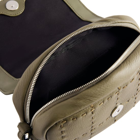 Bolso Para Cámara Ted Baker Stalina Color Caqui Con Detalles De Costura - Image 3