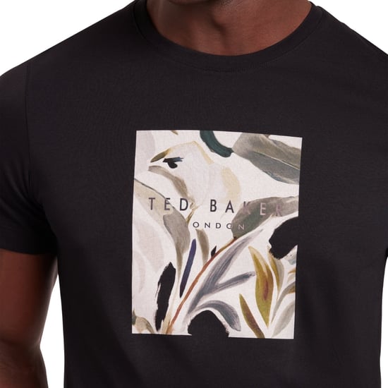 Camiseta Negra Con Estampado Gráfico Justino Box De Ted Baker - Image 4