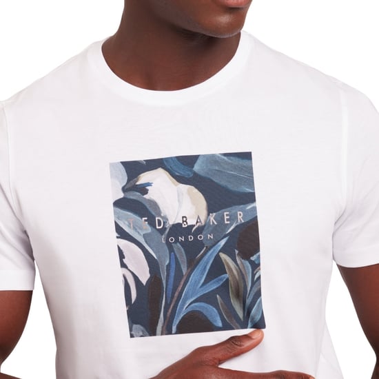 Camiseta Blanca Con Estampado Gráfico Justino Box De Ted Baker - Image 3