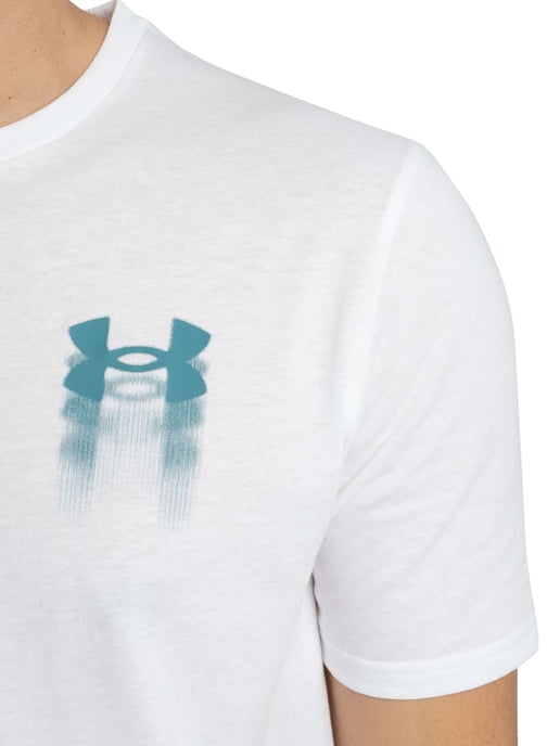 Under Armour Camiseta Holgada Con Gráfico En La Espalda Y Logotipo Borroso, Blanco - Image 4