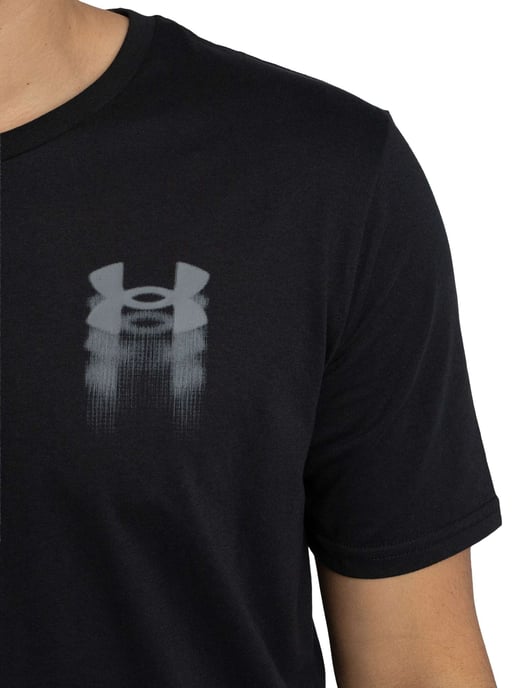 Under Armour Camiseta Holgada Con Gráfico En La Espalda Y Logotipo Borroso, Negro - Image 4