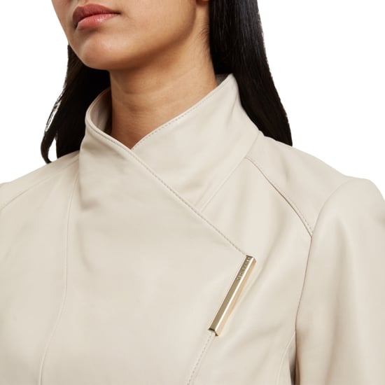 Chaqueta Cruzada Corta De Cuero Color Marfil De Ted Baker Riyoze - Image 5