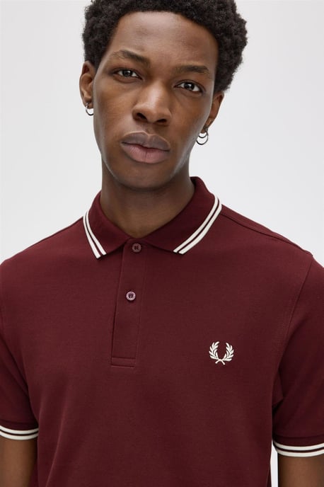 Polo de Dos Puntas Fred Perry Color Burdeos - Image 5